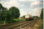 Als ich im August 2004 am B Quarnstedt (Strecke Hamburg-Neumnster)wieder mit dem Auto losfahren wollte,erblickte ich im Rckspiegel die Messlok 750 003 und schnell die Kamera geschnappt und aus dem Heckfenster vom Auto fotografiert !