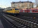 DB 111 059 mit Fahrwegmesszug in Hamburg Hbf - 19.03.2015 - 16.40 Uhr