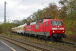 Langsam schiebt sich 120 502-0 mit ihrem kleinen Messzug über die Weichen im Bahnhof Eichenberg in Fahrtrichtung Kassel.