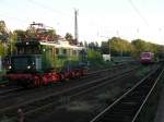 03.09.2006:  Treffen der Generationen  beim Osnabrcker Dampflokfest - Museumslok E44 044 und 120 501-2 der DB Systemtechnik begegnen sich beim Rangieren