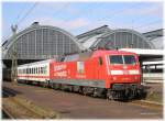 120 501 hat soeben mit Untersttung von 120 151 am Zuganfang mit IC 2266 Mnchen - Karlsruhe den Endbahnhof erreicht.