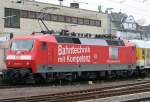 Die 120 501-2 der DB Systemtechnik Minden schiebt einen Messzug durch Koblenz HBF am 22.10.2009