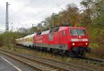 Langsam schiebt sich 120 502-0 mit ihrem kleinen Messzug ber die Weichen im Bahnhof Eichenberg in Fahrtrichtung Kassel. Aufgenommen am 06.11.2009.