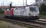 120 501-2  Systemtechnik Minden  zieht am 24. Juni 2011 die 193 902-4  Siemens Vectron  in den N�rnberger Hbf.
