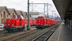 Zwei Tunnelrettungszüge stehen im Bahnhof Fulda bestückt mit den Loks 714 101 - 104.