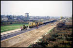 Umbauzug Plasser & Theurer auf der Neubaustrecke bei Oebisfelde am 24.10.1995.