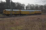 Blick von der Eisenbahnstraße auf den alten Rangierbahnhof Rheydt, der hier diese drei Bahnbaugruppe Wagons für eine Zeitlang beherbergte.
12.3.2017 (Gegenlichtaufnahme)