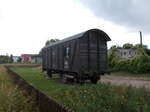 Ehemaliger Bauzugwagen genutzt als Ferienunterkunft,am 21.August 2016,am Bahnhof in Lauterbach.