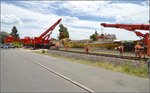 Bauzug-Entgleisung Radolfzell. Nach einem ordentlichem Schlag ist der Zug deutlich gerader gerichtet. Man sieht noch den ganzen Staub, der dabei aufgewirbelt wurde. Juli 2016.

Standort des Fotografen auf öffentlicher Straße hinter der Absperrung der Polizei.