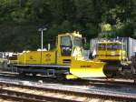 Am 23.09.2005 standen Bahndienstfahrzeuge der AVG im Bahnhof von Forbach (Schwarzwald). Im Vordergrund ein Schneepflug.