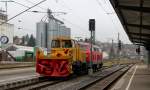 218 343-3 und Schneeschleuder 40 80 947 5 195-0 als RbZ 26997 (Seebrugg-Villingen (Schwarzw)) in Donaueschingen 11.11.11