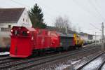 227 003 der Erfurter Bahnservice GmbH mit Schneerumer vorweg und Schneeschleuder hintendran durchfhrt die Kurve an der S-Bahn-Station Heidenau-Grosedlitz.