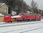 218 272-3 hat am 11. Dezember 2012 soeben mit ihren beiden Schneepflgen nach einer Rumfahrt wieder den Kronacher Bahnhof erreicht.
