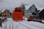 Das Schneepflug-Gespann der Erfurter Gleisbau GmbH durchfhrt am 24.02.2013 die Stadt Steinach in Richtung Neuhaus am Rennweg.