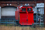 Schneepflug Meiningen SPM 412 wurde auf dem Gelände des Pomerania e.V. abgestellt. Der Zaun trennt das Gelände zwischen Verein und Bf Pasewalk. - 15.12.2016 - Aufgenommen vom Bahnsteig 4 in Pasewalk.
