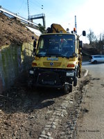 Das Zweiwegefahrzeug für den Oberleitungsbau in Darmstadt-Eberstadt am 25.02.2017 frontal. Hier wird der grundlegende Umbau des Bahnhofs Darmstadt-Eberstadt vorbereitet.