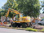 Zweiwegebagger 1604 ZW-MB mit Abstützpratzen der Firma Trapp aus Berlin mit der Kleinwagen Nr. 97 51 76 547 60 - 5 auf den Schienen der Neukölln - Mittenwalder Eisenbahn-Gesellschaft AG (NME) am 21. Juni 2017 in Berlin Neukölln Stubenrauchstr.