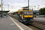 Ein Zweiwegefahrzeug von Mercedes-Benz inkl. Pantograph durchfährt den Bahnhof Merseburg auf der Bahnstrecke Halle–Bebra (KBS 580) auf Gleis 2. [9.9.2017 | 11:55 Uhr]