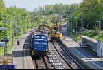 Von Ende April bis Anfang Mai 2019 fanden parallel zu den Maßnahmen zwischen Halle Südstadt und Angersdorf auch Gleisbauarbeiten am Hp Halle Zscherbener Straße auf der Bahnstrecke Merseburg–Halle-Nietleben (KBS 588) unter Vollsperrung statt.
Hier steht 345 213-3 (346 020-3 | DR V 60 D) der Eisenbahn-Bau- und Betriebsgesellschaft Pressnitztalbahn mbH (PRESS) mit vier Flachwagen, die von einem Zweiwegebagger der Schweerbau GmbH & Co. KG mit altem Schotter beladen werden.
Aufgenommen von der Brücke Zscherbener Straße.
[25.4.2019 | 17:04 Uhr]