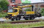 21.06.2020 - Prenzlau - Zweiwegefahrzeug MB Axor von SPL Powerlines Germany, Langenhagen - vom Bahnsteig aus aufgenommen.