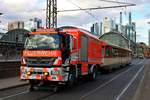 Feuerwehr Frankfurt Rüstwagen Schiene 1 schleppt am 01.07.20 VGF Düwag Pt-Wagen 148 ins Depot Gutleut ab nach einer Entgleisung 