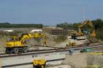 16.9.2007: Zwei Zweiwegebagger beim Aufrumen auf der Baustelle bei Schandelah.