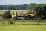 16.9.2007: Zwei-Wege-LKW fr den Oberleitungsbau auf dem Weg zur Baustelle bei Schandelah (V-Max 40Km/H)._ber das Wochenende vom 14. -> 16.09.2007 wurde auf der Strecke Braunschweig -> Helmstedt bei Schandelah eine Eisenbahnbrcke ber die im Bau befindliche A39 eingehoben. Bei diese Gelegenheit wurden auch (soweit mir bekannt) mindestens 2 Bahnbergnge in Schandelah und bei Weddel saniert.