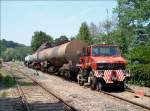 Das Zweiwegefahrzeug Unimog, hier auf Schienen mit einem Zug Kesselwagen der Fluorchemie GmbH Dohna wartet auf den Kesselwagenzug aus Dresden ber die Mglitztalbahn, um die Wagen zu rangieren;