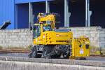 Hanau Hafen am 29.08.26 mit Hunhausen Liebherr Rail 922 Zweiwegebagger mit Telezoom vom Gehweg aus fotografiert
