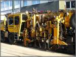 Bei der Erneuerung der Gleise der Dsseldorfer Straenbahn im Bereich der Corneluisstrae Ende Juli 2007 war auch diese Zweiwege-Stopfmaschine Plasser & Theurer UST 78U mit Unimog-Triebkopf der Firma