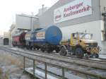 Der Zweiwege-Unimog der Amberger-Kaolinwerke mit einem Kesselwagen fr Plattling und einem Schttgutwagen fr Plattling an der Kaolinverladestelle! (Hirschau, 21.12.2007, Strecke
