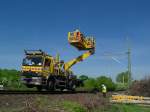 Ein Hubsteigerwagen bei der Oberleitungsmontage in der Nhe von Reinfeld.