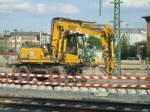 Liebherr Litronic 900 Zweiwege-Bagger, auch auf der Baustelle am Hbf Magdeburg, er f�hrt auf dem frisch verlegten zweiten Gleis.