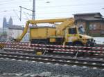 Unimog Zweiwegefahrzeug mit Hebebhne abgestellt in der Gleisbaustelle in Magdeburg zwischen Hbf und Sudenburg am 01.11.2008