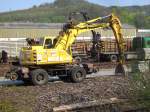 Zwei-Wege-Bagger Atlas am 15.04.09 im Bahnhof Arnsberg.
