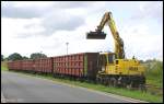 Ein Zweiwegebagger der Firma Jade-Stahl bei Rangierarbeiten auf dem Sdgleis in Wilhelmshaven.