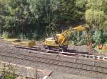 Ein LIEBHERR Bagger-900 mit Beiwagen beim Neuen Schwellenverlegen wegen Rckbau von 2 Weichen (5 und 23) auf Gleis 1, am 08.09.09 in Bahnhof Windischeschenbach