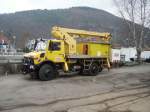 Der Zweiweg Unimog von Strabag in Neckargemnd Bhf am 14.03.10