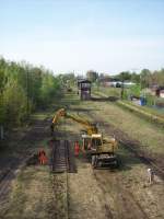 2 Zweiwegebagger entfernen die zu Recht geschnippelten Gleisjoche am ende des ex Gterbahnhof Leipzig Plagwitz / Haltepunkt (Stellwerk)  Schwartzestrae wo jetzt so gut wie schon alle Gleise entfernt