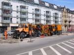 In den Sommerferien 2005 wurden auch auerhalb der Innenstadt  auf der Durlacher Allee die Straenbahnstrecke erneuert. Es wurden jeweils die Gleise einer Fahrtrichtung getauscht, whrend der Verkehr entweder ber das jeweils andere Gleis oder sogar eine andere Strecke umgeleitet wurde. Bei den Arbeiten kam auch diese Zweiwege-Stopfmaschine mit Unimog als Zugmaschine zum Einsatz. Die Aufnahme stammt vom 19.08.2005.