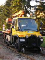 Zwei-Wege-Fahrzeug auf Unimog-Basis am 7.9.05 auf dem Gleis der SWEG-Kaiserstuhlbahn in Riegel.