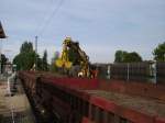 Zweiwege Bagger beim verladen von alten Schienen in Maintal Ost am 12.09.10