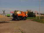 Zweiwege Unimog als Unkrautvernichter in den Buna Werken. Durch den Zaun fotografiert; 07.09.2010