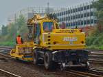 Ein Atlas 2Wegebagger von Eiffage Rail schiebt einen Anhnger mit Werkzeug ganz langsam ber eine Weiche am 07.10.2010 in Aachen West.