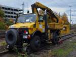 2Wegeunimog von der Firma BSB (Saugbagger & Zweiwegetechnik) mit Palfinger Kranaufbau und Hubbhne am 31.10.2010 in Aachen West