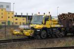 der Unimog (U400) des Binnenhafens Eberswalde rangiert am 24.11.2010 mit einem Holzzug am Hafengelnde