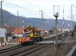 Bei geffneten Schranken und ohne Sicherungsposten kommt dieser Bautrupp mit dem Zweiwegefahrzeug ber den Bahnbergang in Knigstein (Schsische Schweiz); 13.03.2011
