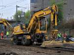 Bei einem Weichenaustausch am 03.04.2011 in Aachen West wird dieser Zweiwegebagger aufgegleist.