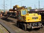 Ein Zweiwegebagger der Firma Schweerbau hebt am 17.04.2011 in Aachen West ein 15m langes Gleisjoch aus dem Schotter.