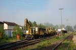 Am frhen Morgen des 21.05.2011 setzt der Zweiwegebagger in Hirschau die Stopfmaschine und den Schotterpflug um, da deren Personal erst etwas spter Dienstbeginn haben.